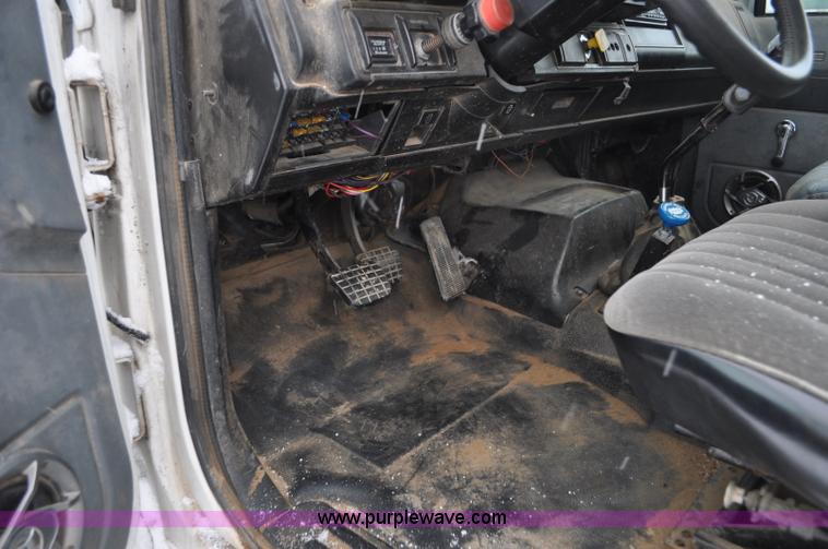 image for item G7099 1991 Chevrolet Kodiak truck cab and chassis