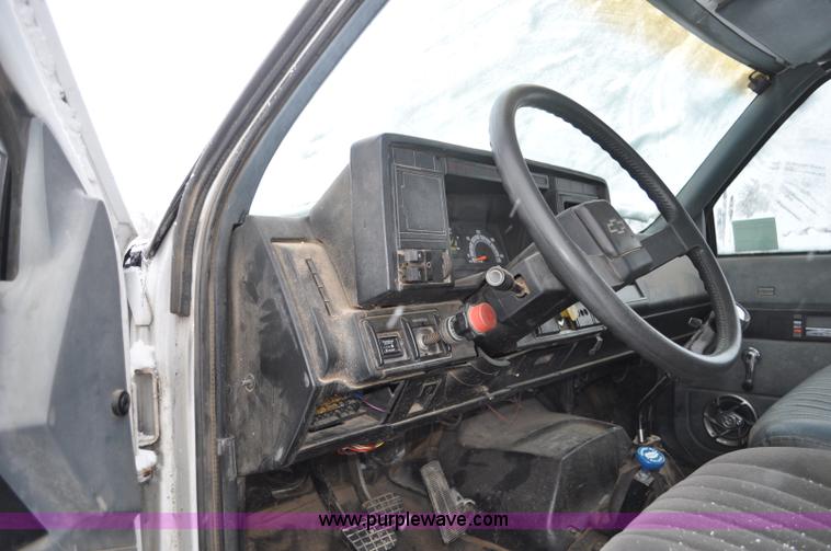 image for item G7099 1991 Chevrolet Kodiak truck cab and chassis