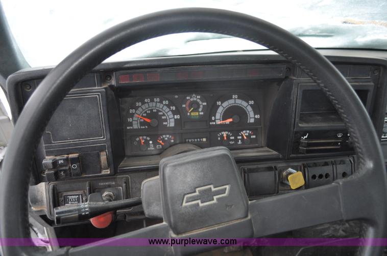 image for item G7099 1991 Chevrolet Kodiak truck cab and chassis