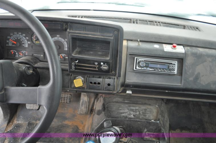 image for item G7099 1991 Chevrolet Kodiak truck cab and chassis