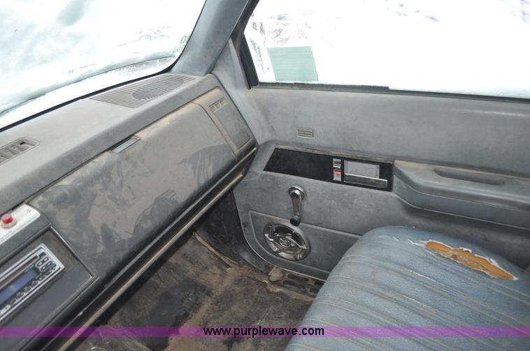 image for item G7099 1991 Chevrolet Kodiak truck cab and chassis