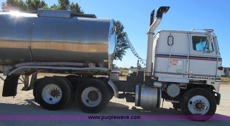 image for item I1923 1979 International Transtar II semi truck