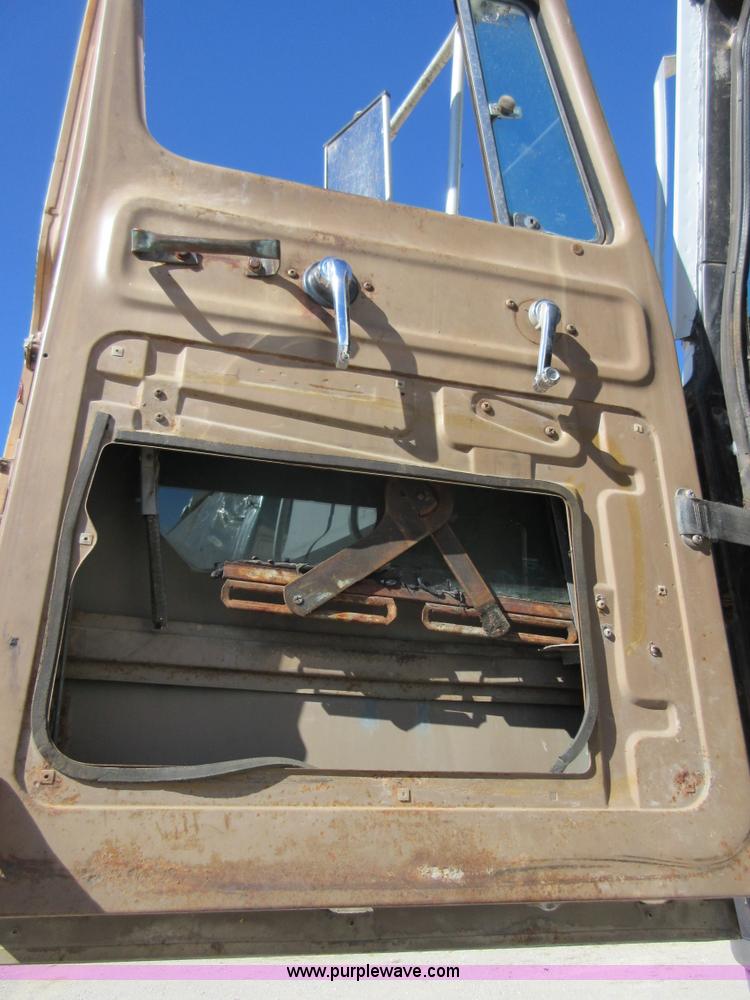 image for item I1923 1979 International Transtar II semi truck