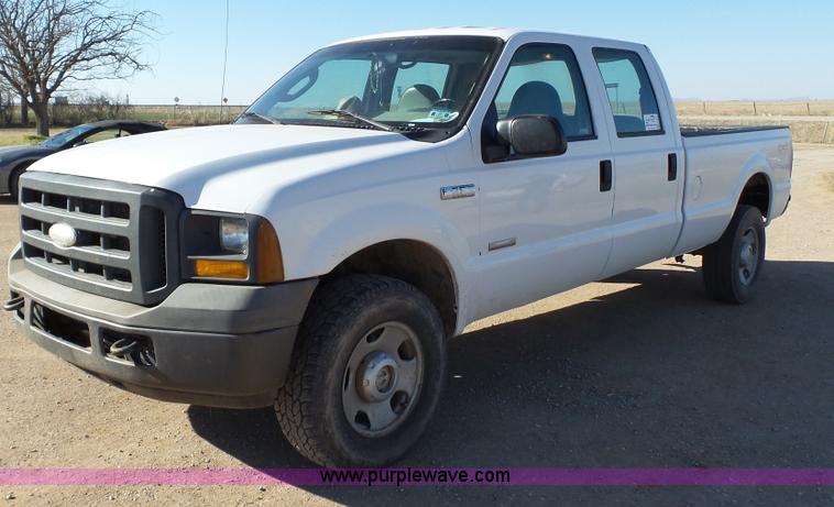 image for item J1298 2005 Ford F350 Super Duty XL Crew Cab pickup truck