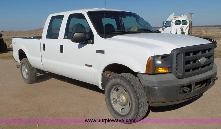 image for item J1298 2005 Ford F350 Super Duty XL Crew Cab pickup truck