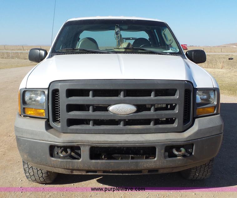 image for item J1298 2005 Ford F350 Super Duty XL Crew Cab pickup truck