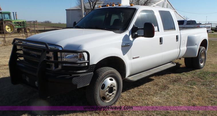 image for item J1299 2005 Ford F350 Super Duty XLT Crew Cab pickup truck