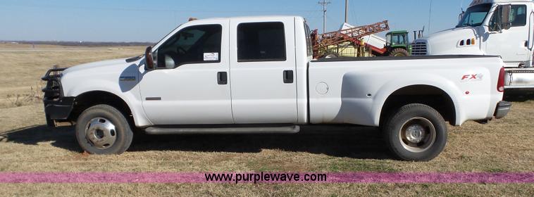 image for item J1299 2005 Ford F350 Super Duty XLT Crew Cab pickup truck
