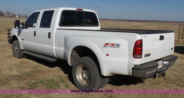 image for item J1299 2005 Ford F350 Super Duty XLT Crew Cab pickup truck