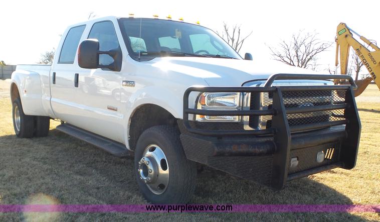 image for item J1299 2005 Ford F350 Super Duty XLT Crew Cab pickup truck