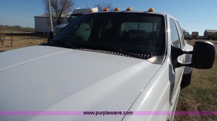 image for item J1299 2005 Ford F350 Super Duty XLT Crew Cab pickup truck