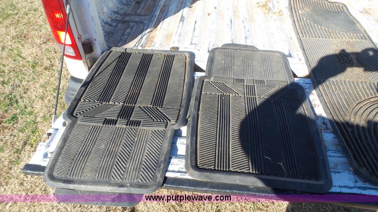 image for item J1299 2005 Ford F350 Super Duty XLT Crew Cab pickup truck