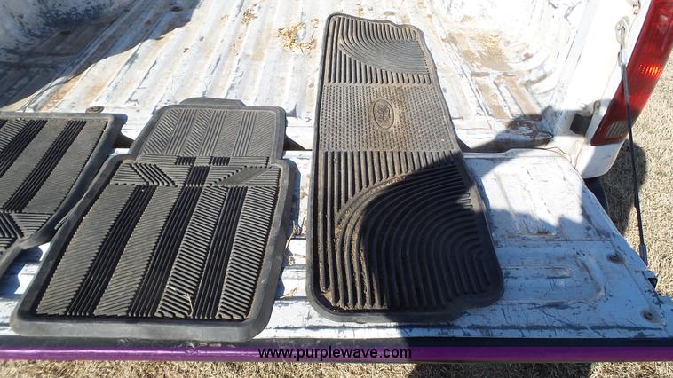 image for item J1299 2005 Ford F350 Super Duty XLT Crew Cab pickup truck