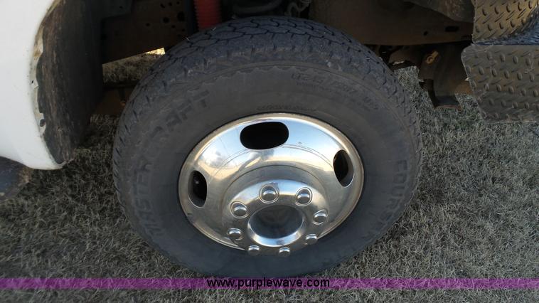 image for item J1299 2005 Ford F350 Super Duty XLT Crew Cab pickup truck