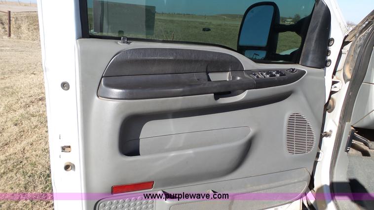 image for item J1299 2005 Ford F350 Super Duty XLT Crew Cab pickup truck