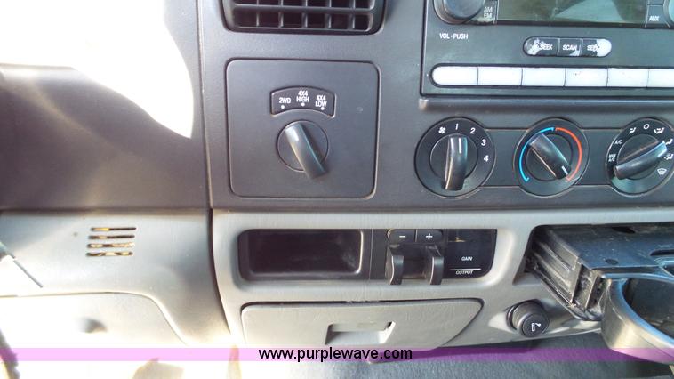 image for item J1299 2005 Ford F350 Super Duty XLT Crew Cab pickup truck