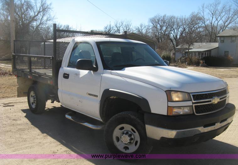 image for item J2940 2007 Chevrolet Silverado 2500HD flatbed pickup truck