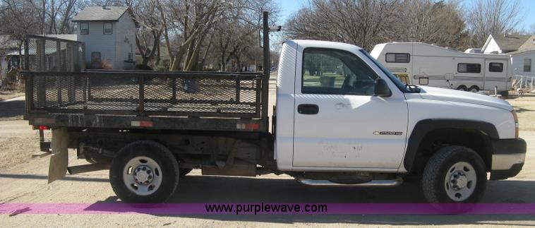 image for item J2940 2007 Chevrolet Silverado 2500HD flatbed pickup truck