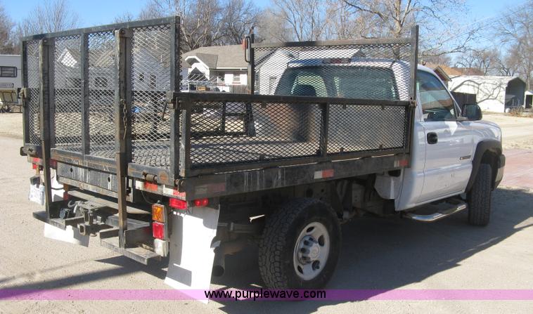 image for item J2940 2007 Chevrolet Silverado 2500HD flatbed pickup truck