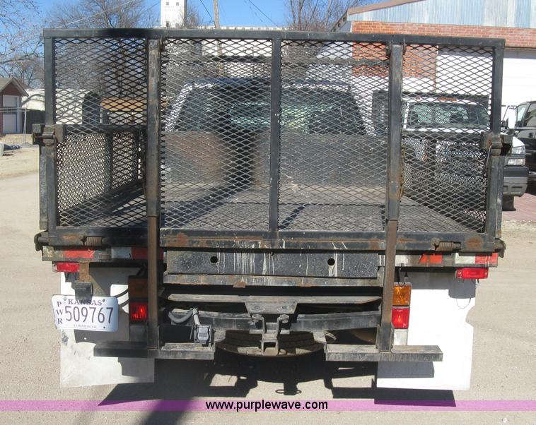 image for item J2940 2007 Chevrolet Silverado 2500HD flatbed pickup truck
