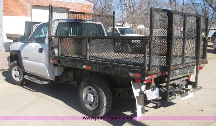 image for item J2940 2007 Chevrolet Silverado 2500HD flatbed pickup truck
