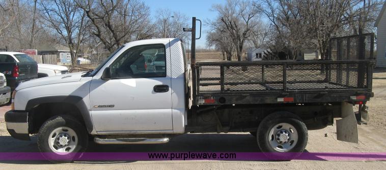 image for item J2940 2007 Chevrolet Silverado 2500HD flatbed pickup truck