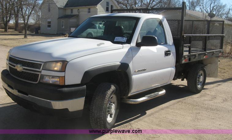 image for item J2940 2007 Chevrolet Silverado 2500HD flatbed pickup truck