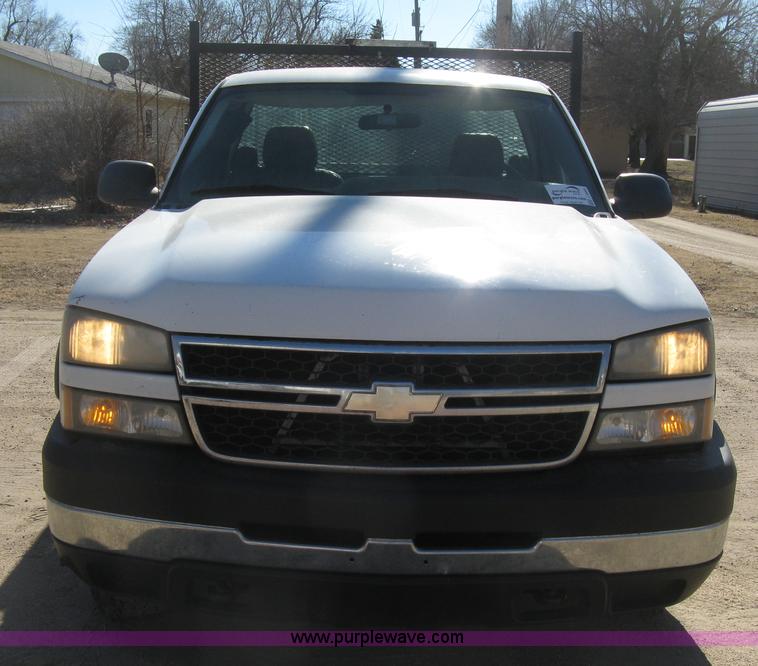 image for item J2940 2007 Chevrolet Silverado 2500HD flatbed pickup truck