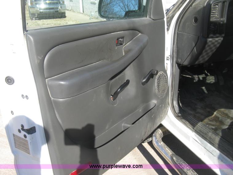 image for item J2940 2007 Chevrolet Silverado 2500HD flatbed pickup truck