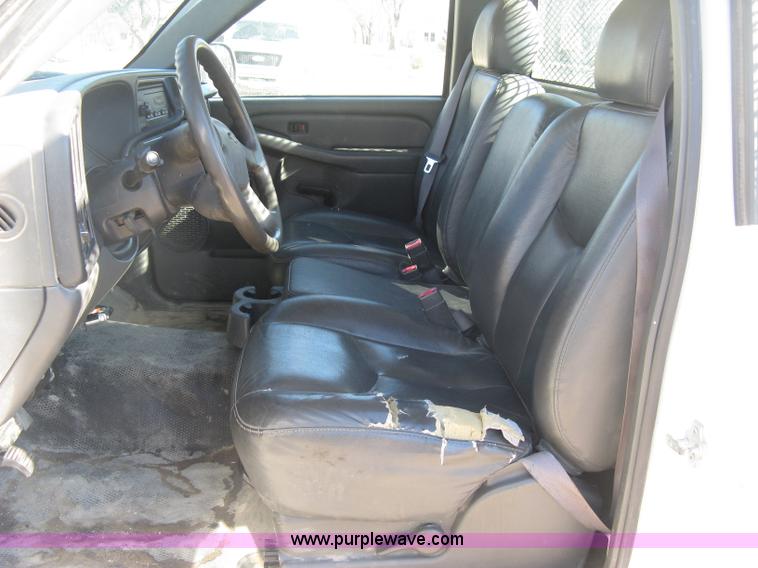 image for item J2940 2007 Chevrolet Silverado 2500HD flatbed pickup truck