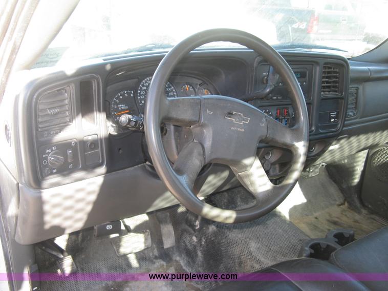 image for item J2940 2007 Chevrolet Silverado 2500HD flatbed pickup truck