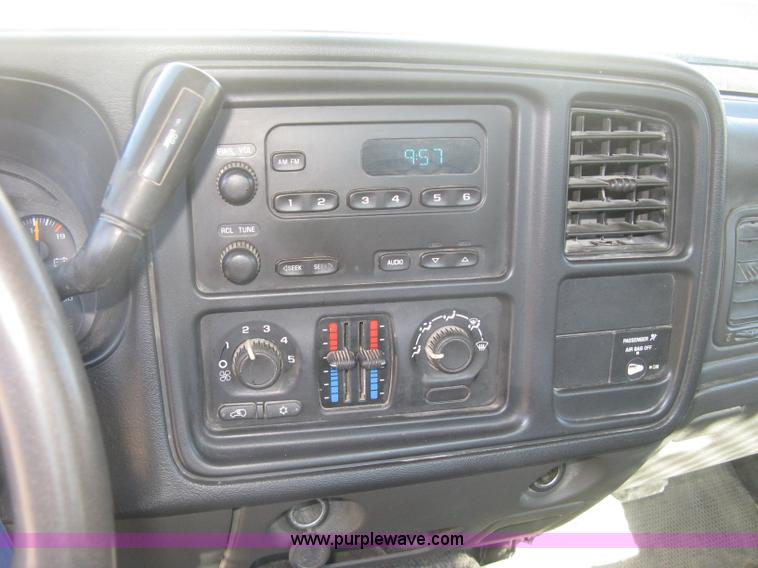 image for item J2940 2007 Chevrolet Silverado 2500HD flatbed pickup truck