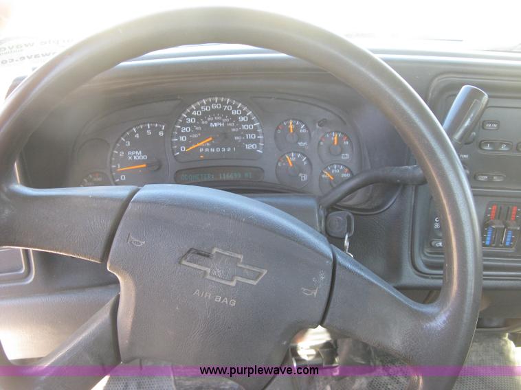 image for item J2940 2007 Chevrolet Silverado 2500HD flatbed pickup truck