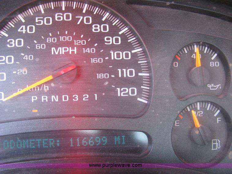 image for item J2940 2007 Chevrolet Silverado 2500HD flatbed pickup truck