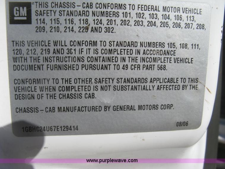 image for item J2940 2007 Chevrolet Silverado 2500HD flatbed pickup truck