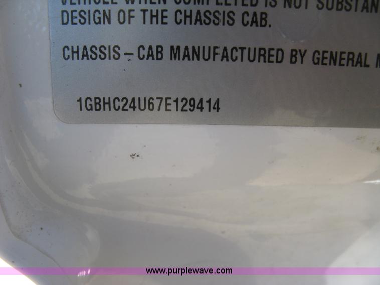 image for item J2940 2007 Chevrolet Silverado 2500HD flatbed pickup truck