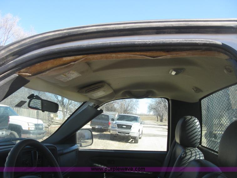 image for item J2940 2007 Chevrolet Silverado 2500HD flatbed pickup truck