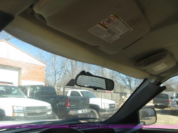 image for item J2940 2007 Chevrolet Silverado 2500HD flatbed pickup truck