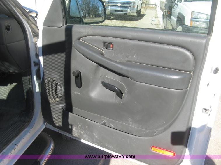 image for item J2940 2007 Chevrolet Silverado 2500HD flatbed pickup truck