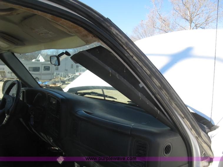 image for item J2940 2007 Chevrolet Silverado 2500HD flatbed pickup truck