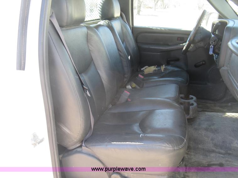 image for item J2940 2007 Chevrolet Silverado 2500HD flatbed pickup truck