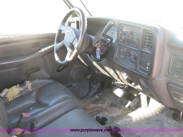 image for item J2940 2007 Chevrolet Silverado 2500HD flatbed pickup truck