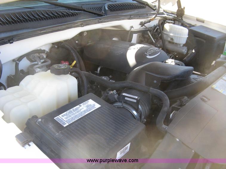 image for item J2940 2007 Chevrolet Silverado 2500HD flatbed pickup truck