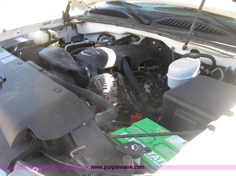 image for item J2940 2007 Chevrolet Silverado 2500HD flatbed pickup truck