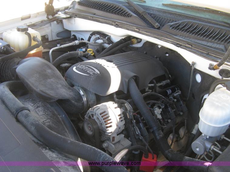 image for item J2940 2007 Chevrolet Silverado 2500HD flatbed pickup truck