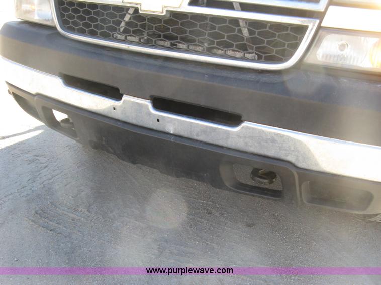 image for item J2940 2007 Chevrolet Silverado 2500HD flatbed pickup truck