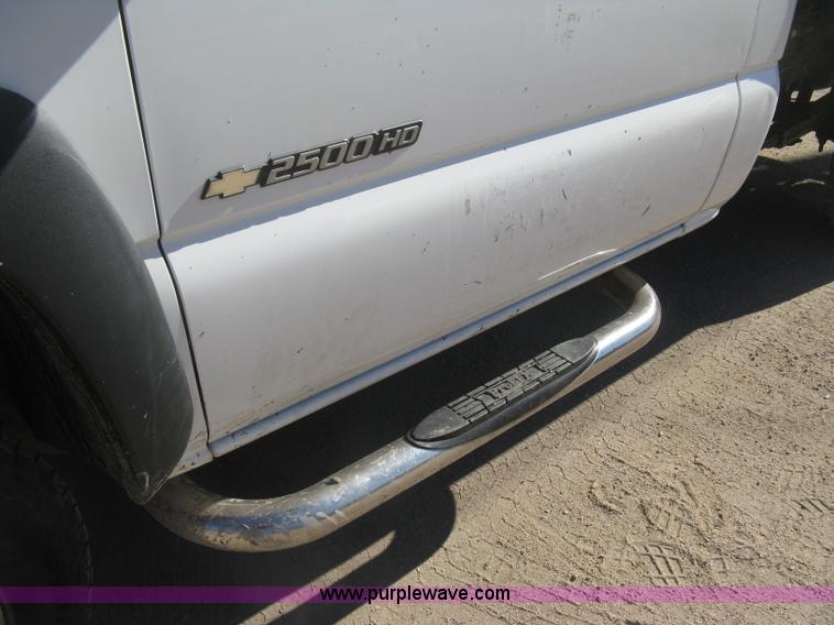 image for item J2940 2007 Chevrolet Silverado 2500HD flatbed pickup truck