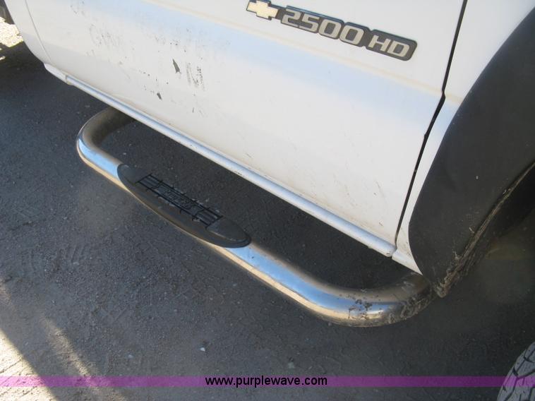 image for item J2940 2007 Chevrolet Silverado 2500HD flatbed pickup truck