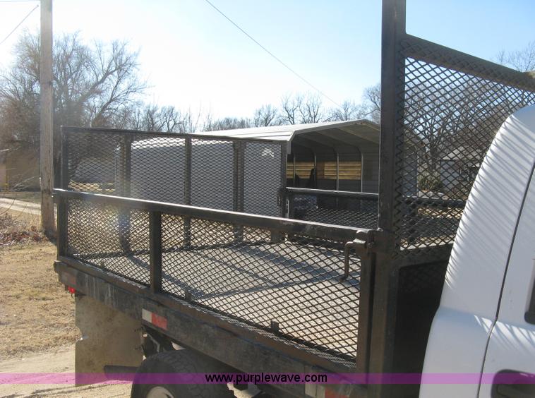 image for item J2940 2007 Chevrolet Silverado 2500HD flatbed pickup truck