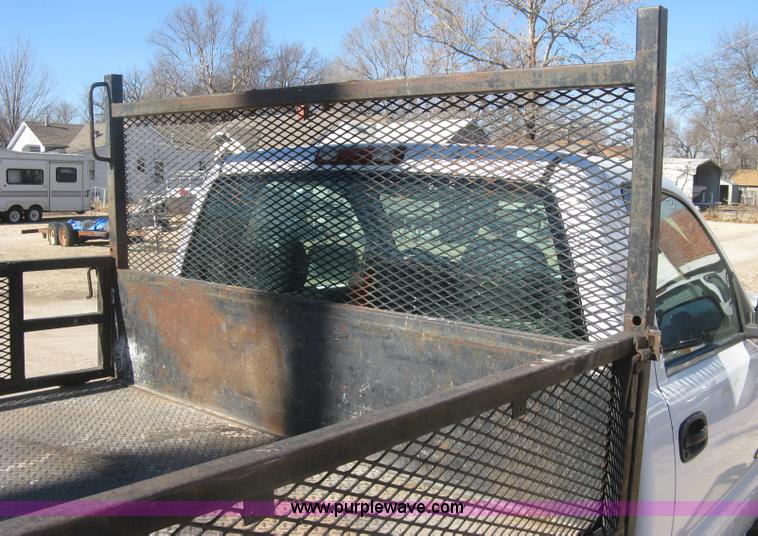 image for item J2940 2007 Chevrolet Silverado 2500HD flatbed pickup truck